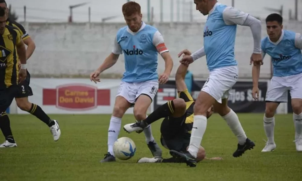 Deportivo Madryn cayó en Bolívar pero mantuvo la ventaja