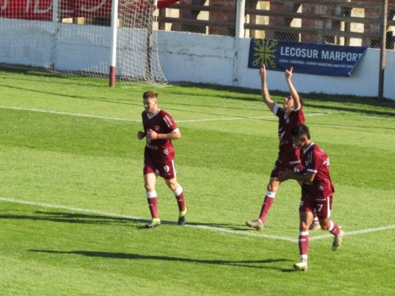 Defensores (Villa Ramallo) bajó al puntero Racing (Cordoba) y se acomodó