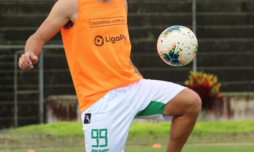 Llegó el transfer de Ecuador y Olimpo sumó a un 9 que jugó en todos lados