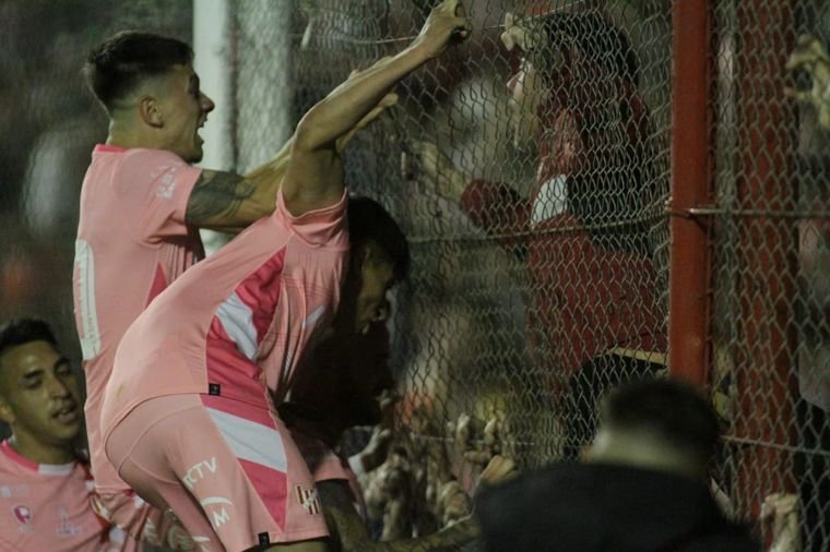 Instituto ganó en el regreso de sus hinchas a la cancha