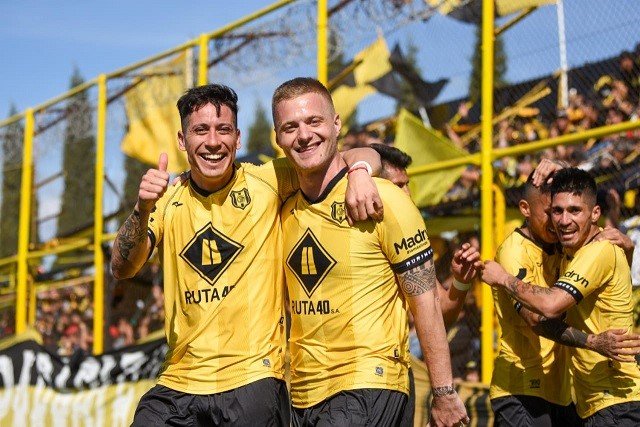 Deportivo Madryn venció a Olimpo y quedó a un paso de la final por el ascenso
