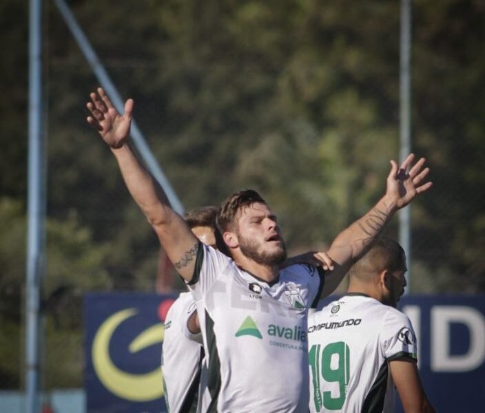 Ferro le ganó a Brown, en Adrogué, y se acomoda en la tabla