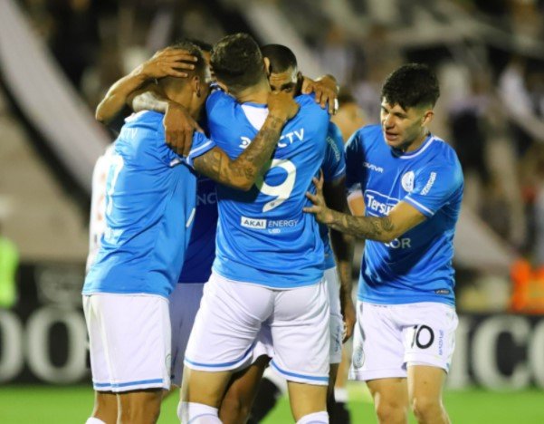 Belgrano le propinó una goleada por 3-0 a Gimnasia en Mendoza