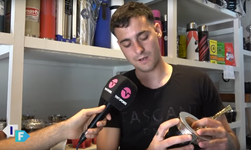 Juega en Defensores de Salto y le hizo los mates personalizados a Messi