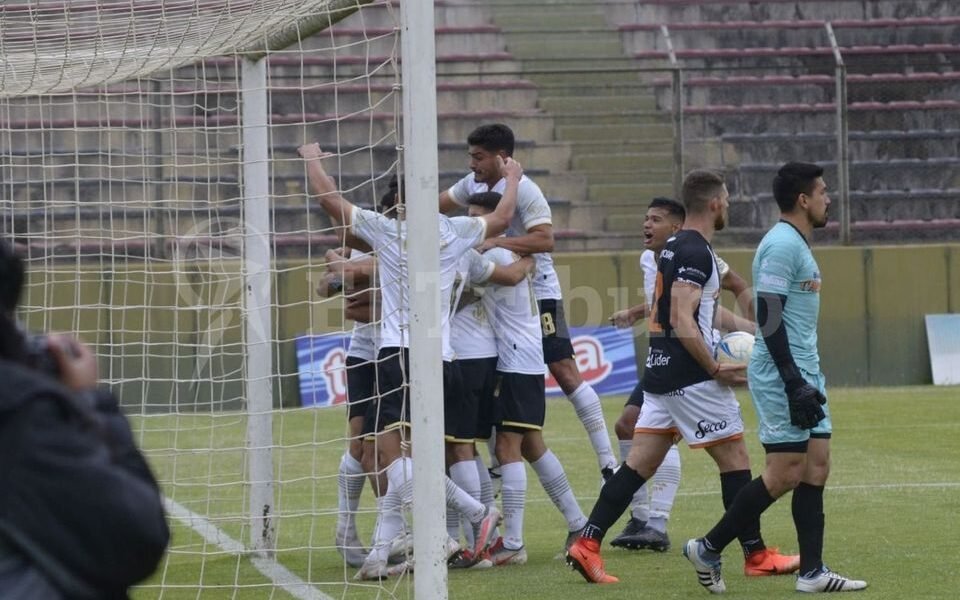 El Cuervo mantiene el vuelo alto: Central Norte se quedó con un triunfazo ante Chaco For Ever