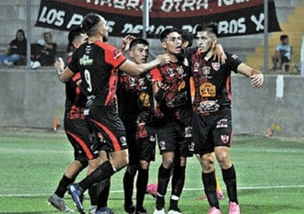Andino goleó a Los Andes y es puntero