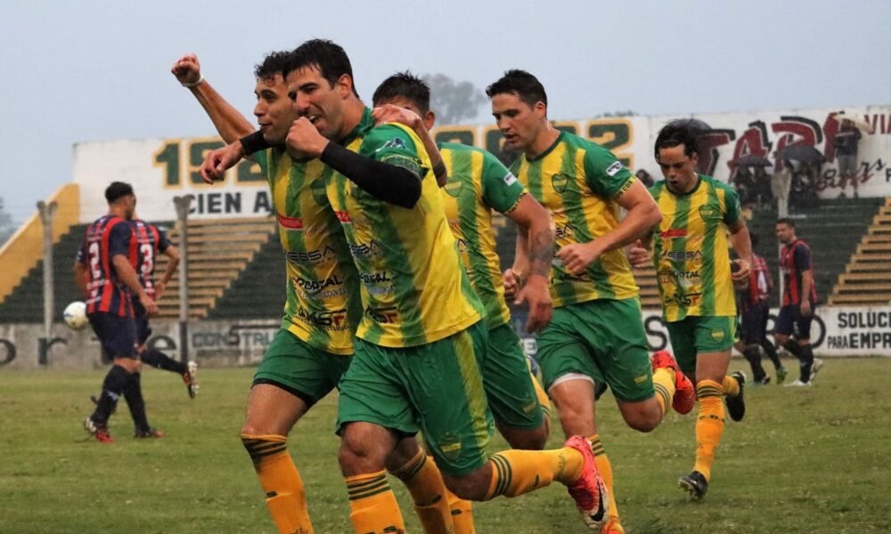 Defensores goleó a El Frontón en Salto