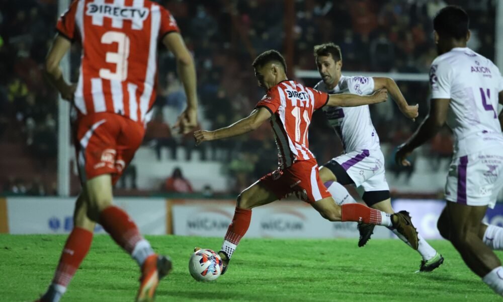 Instituto igualó 1-1 con Villa Dálmine en su último partido de la temporada como local