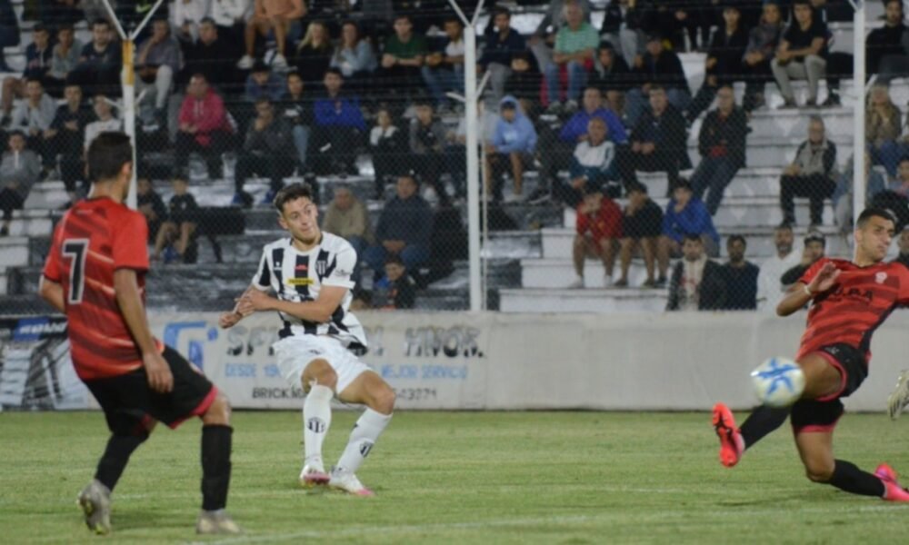 Liniers dependió otra vez del “Niño maravilla” y debutó con un triunfo en el Regional Amateur