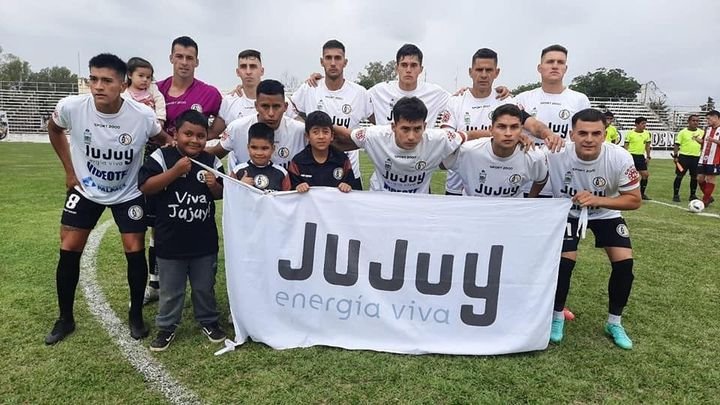 Zapla triunfó y lidera su zona