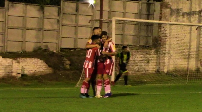 Atlético Paraná goleó a Caballú y enfrentará a Belgrano