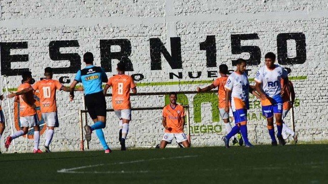 Deportivo Roca cayó como local ante JJ Moreno de Puerto Madryn y complica su acceso a cuartos