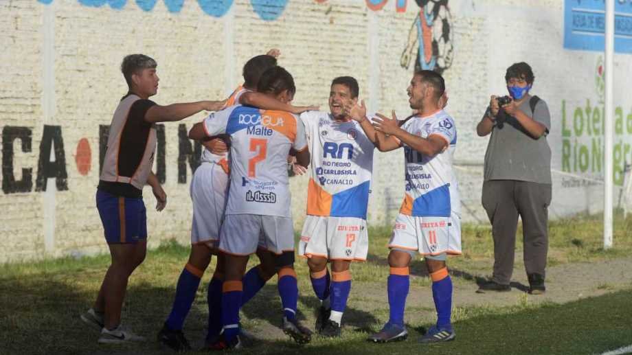 Roca goleó a La Adela y clasificó a los playoffs del Regional Amateur