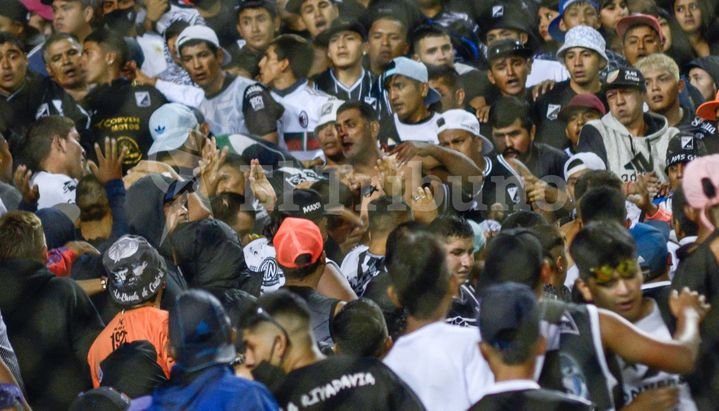Por incidentes entre barras se suspendió Central Norte – Gimnasia y Tiro
