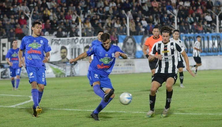 Con dos menos, Ferro rescató un empate ante Liniers en Bahía Blanca