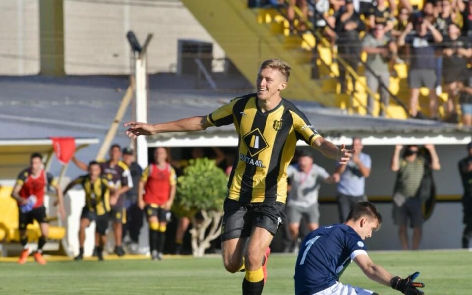 Deportivo Madryn logró un agónico e histórico triunfo en su debut en la Primera Nacional