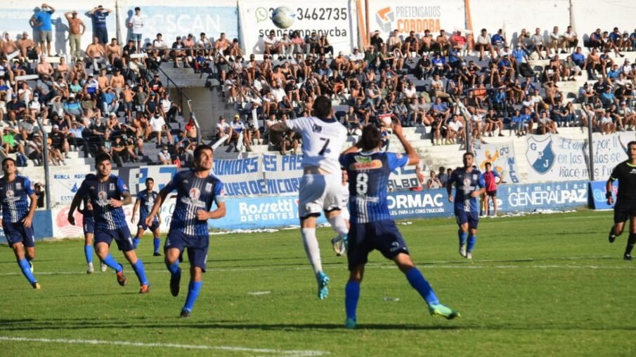 Argentino de Monte Maíz eliminó a Juniors por penales y jugará una histórica final por el ascenso