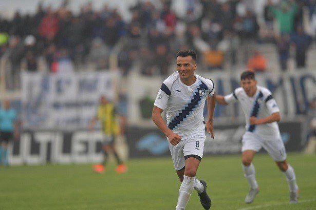 Brown de Madryn doblegó a Almirante Brown y lidera con puntaje ideal