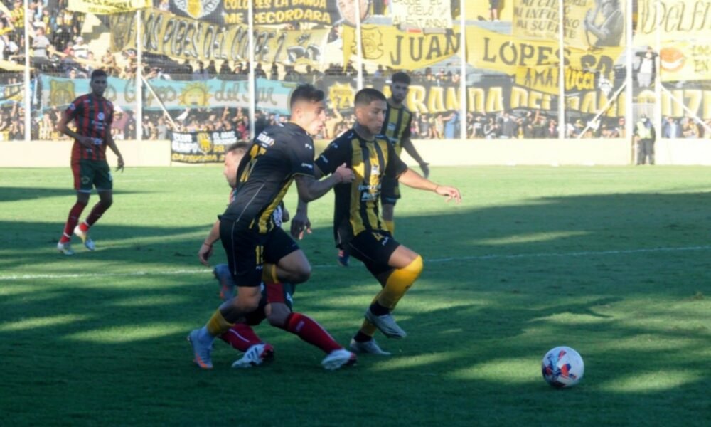 Olimpo sufrió en el comienzo del partido pero arrancó el torneo con el pie derecho