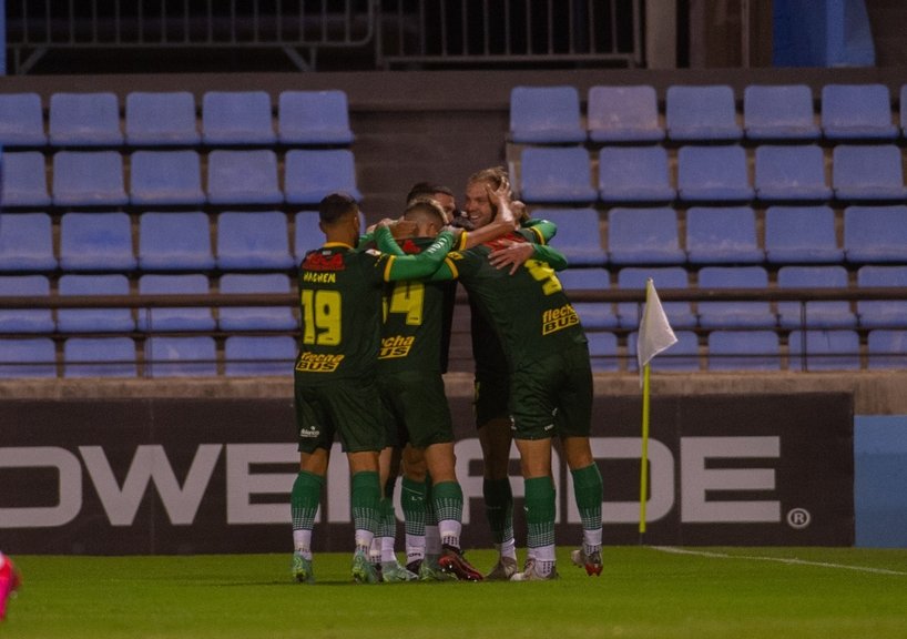 Defensa goleó a Sacachispas para meterse en los 16avos