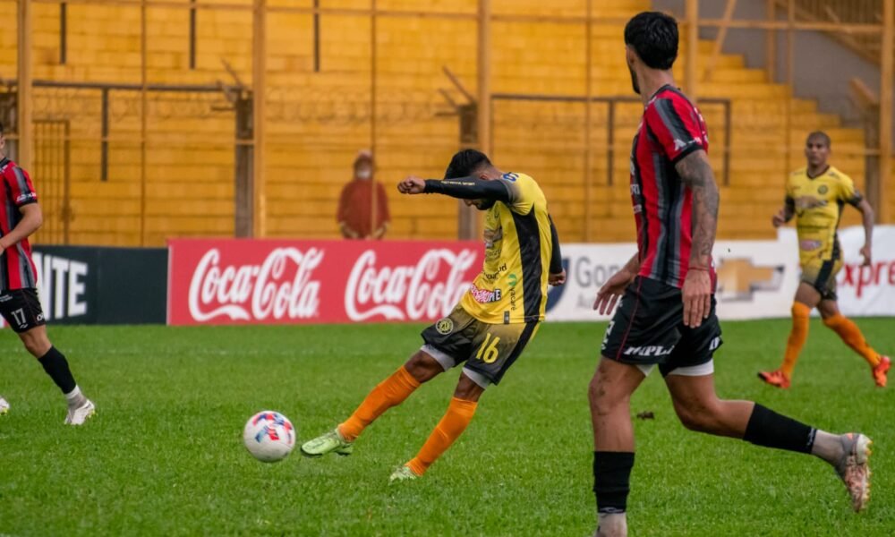 Triunfo en casa: Crucero dio vuelta el partido ante Douglas y quedó bien parado en la tabla
