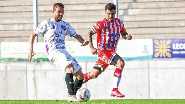 El Defe de Villa Ramallo aplastó a Atlético Paraná y salió del fondo