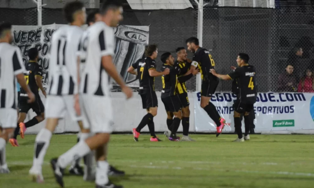 El Aurinegro se adueñó de un partido bien Chivo: Olimpo derrotó a Liniers en un clásico picante y es puntero