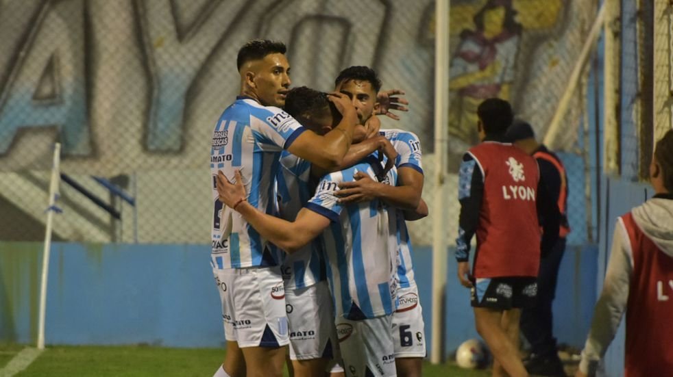 Racing de Nueva Italia goleó a Crucero del Norte y recuperó la cima