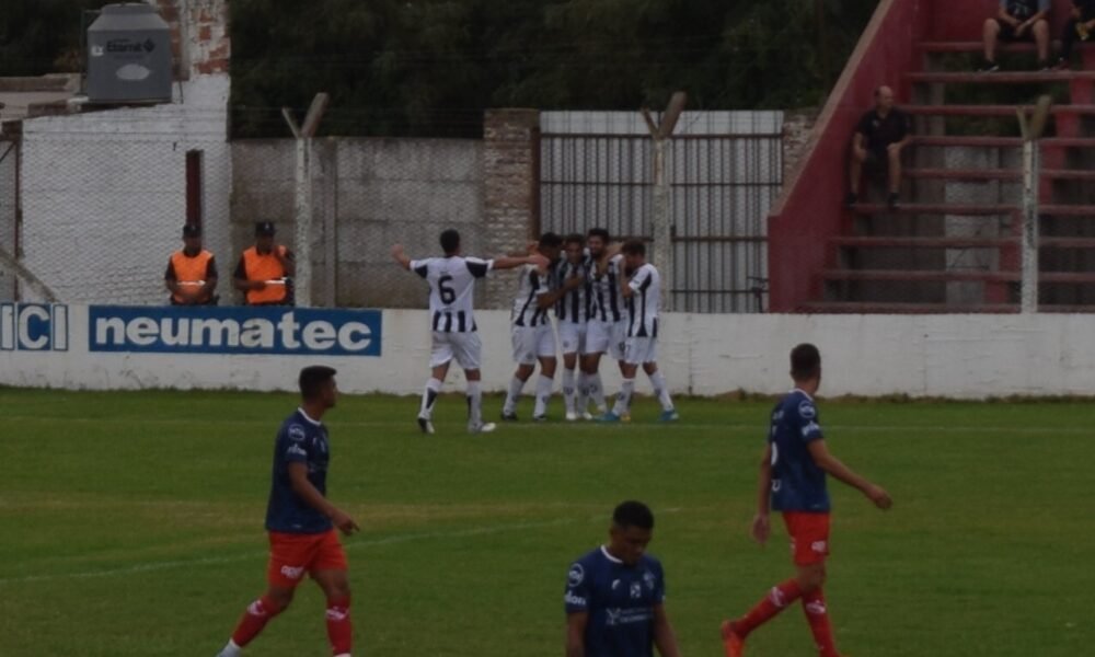 Chivo suelto en Chivilcoy: Liniers ganó por primera vez en el torneo