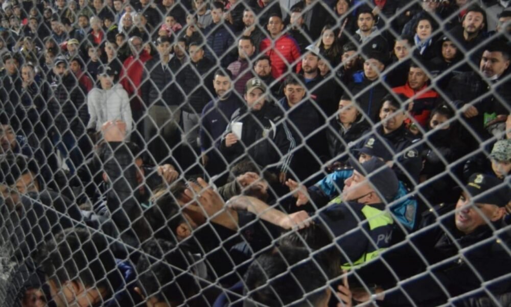 La violencia presente en Liniers-Olimpo: Incidentes entre hinchas locales con infiltrados visitantes y la Policía