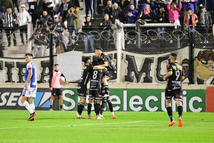 Estudiantes venció 2-1 a Quilmes en Caseros y se mantiene en la parte alta de la tabla