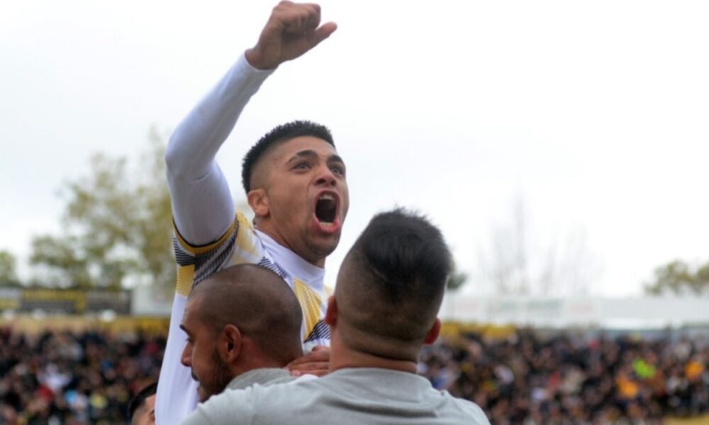 Carnaval amarillo y negro: Olimpo le ganó el clásico a Villa Mitre y es más líder que nunca