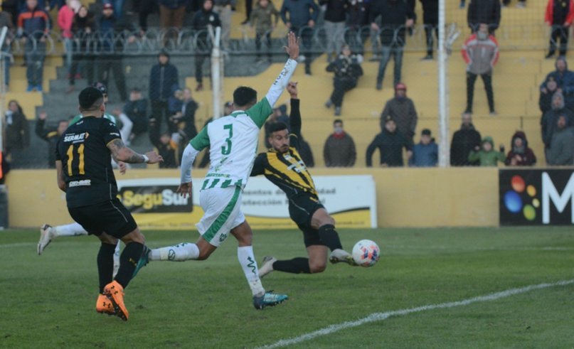 Con el tiro del final: Olimpo ganó sobre la hora ante Desamparados y estira su liderazgo en la zona