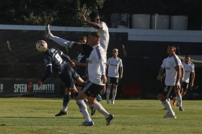 Derrota con polémica: Riestra superó a Alvarado pero al Torito le anularon el empate por una mano que nadie vio