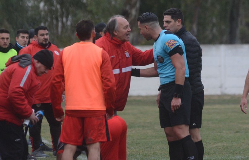 Amiconi otra vez protagonista: esta vez por empujar inexplicablemente a un futbolista de Sansinena