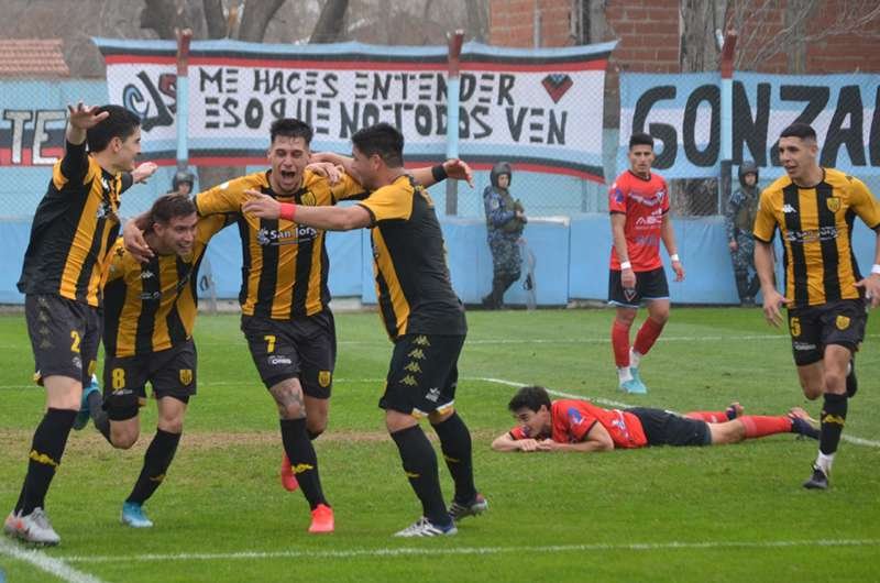 Primera Nacional: Por la fecha 25 Santamarina se impuso por la minima en Adrogué