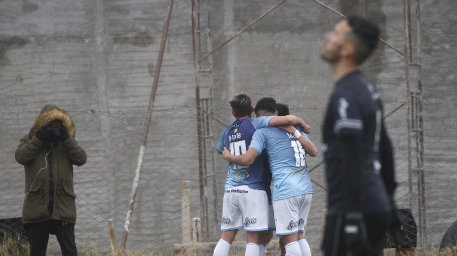 Goleada en Viedma: Sol de Mayo se floreó ante Liniers y lo hundió en zona de descenso