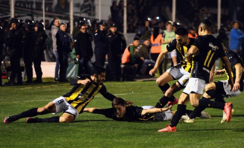 Torazo en rodeo ajeno: Olimpo goleó en una final anticipada y se quedó con el derby bahiense