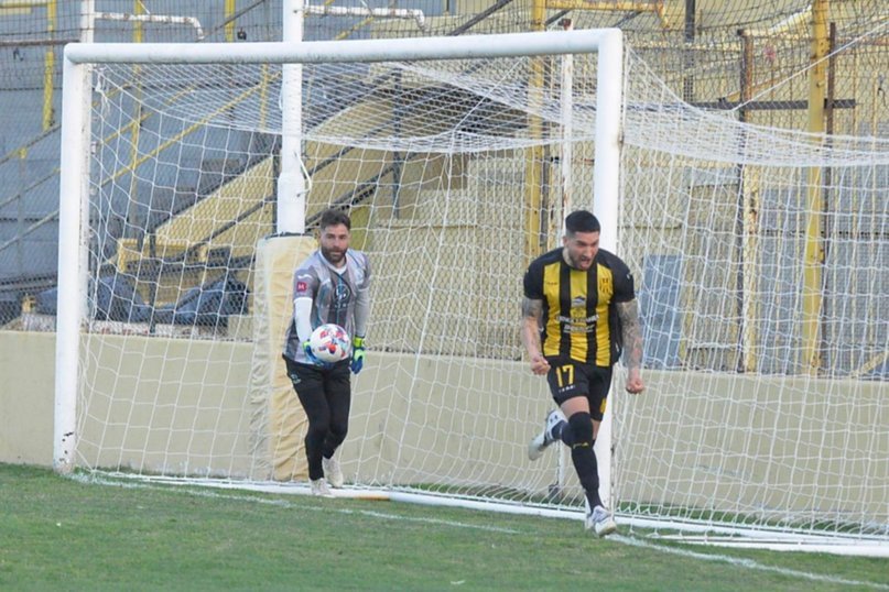 Olimpo derrotó en el descuento a Bolívar, consolidó su liderazgo y aguarda entusiasmado el clásico frente a Villa Mitre