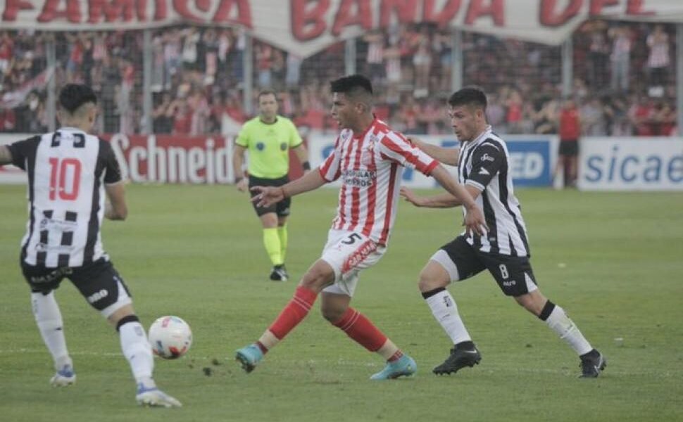 Gimnasia dejó pasar su chance en Tucumán y bajó un escalón