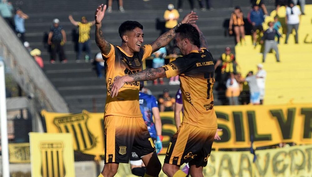 Con corazón, buen fútbol y un Rosales imparable, Mitre se lo dio vuelta a Villa Dálmine y festejó en el Ocho