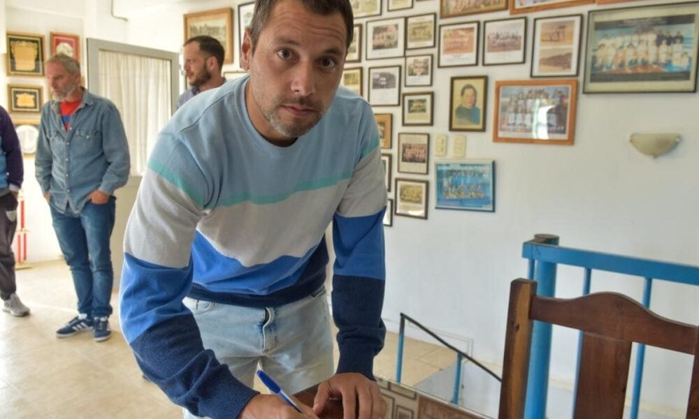 Javier Lenciza dejó de ser el entrenador de Juventud Unida