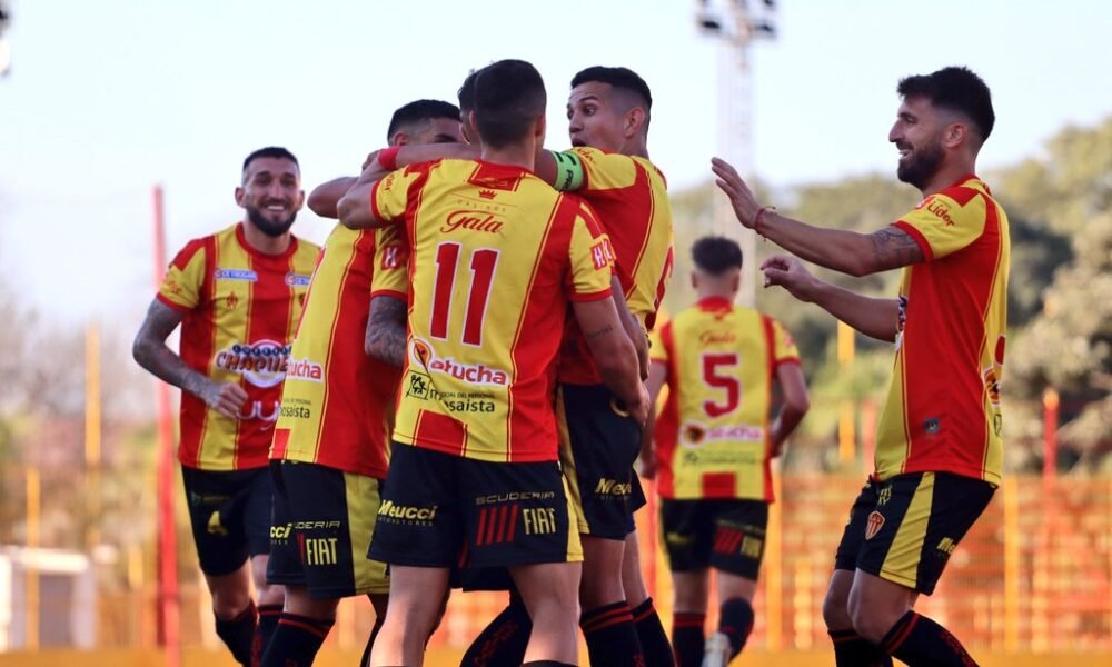 Sarmiento triunfó en Corrientes y alcanzó a Racing en la punta
