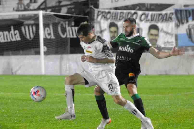 En un partido con un polémico arbitraje, Liniers venció 2 – 0 a Villa Mitre