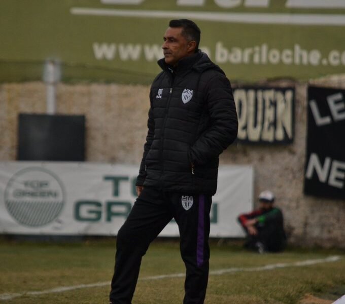 Luis Medero dejó de ser el técnico de Cipolletti