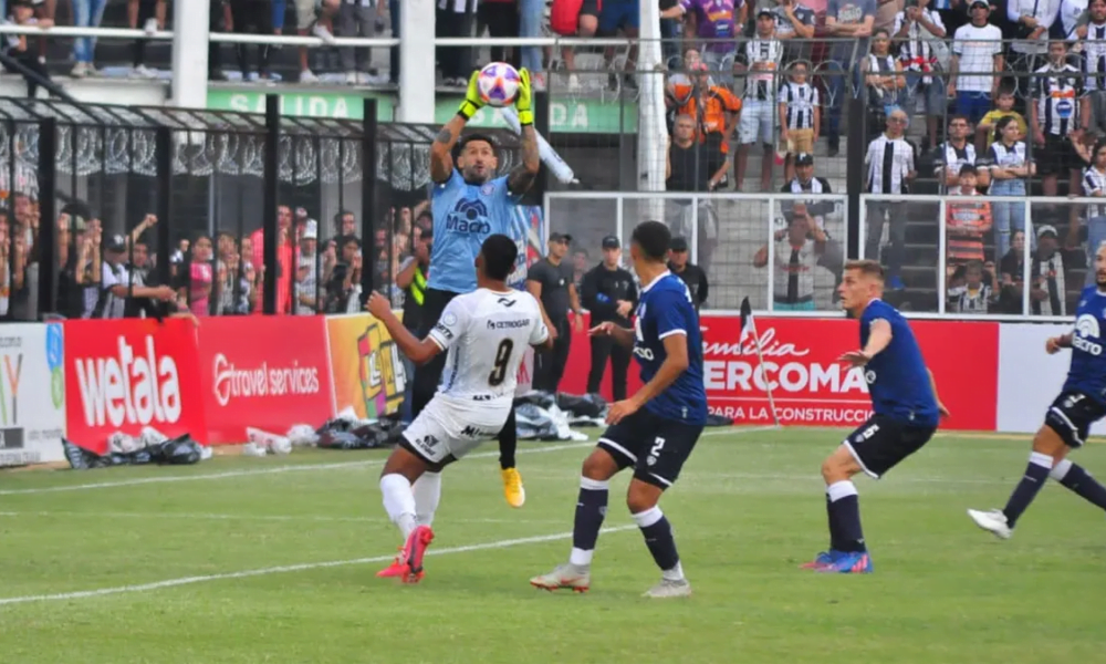 Chaco For Ever derrotó por 2-1 a Independiente Rivadavia en el norte