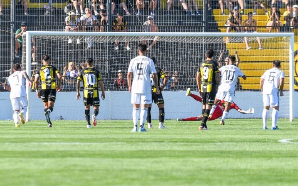 Deportivo Madryn y un duro traspié frente a Riestra