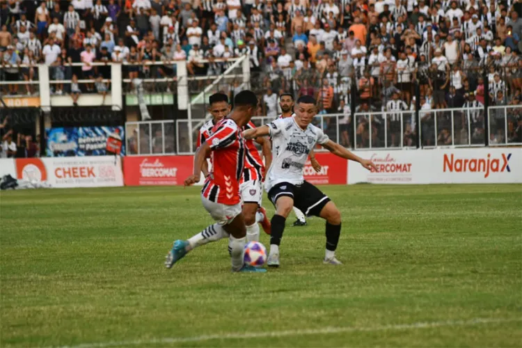 For Ever jugó mal y apenas pudo rescatar un empate agónico