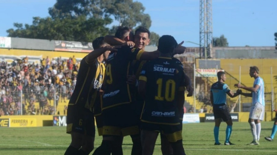 Olimpo se estrenó en el Carminatti con una goleanda frente a Sol de Mayo