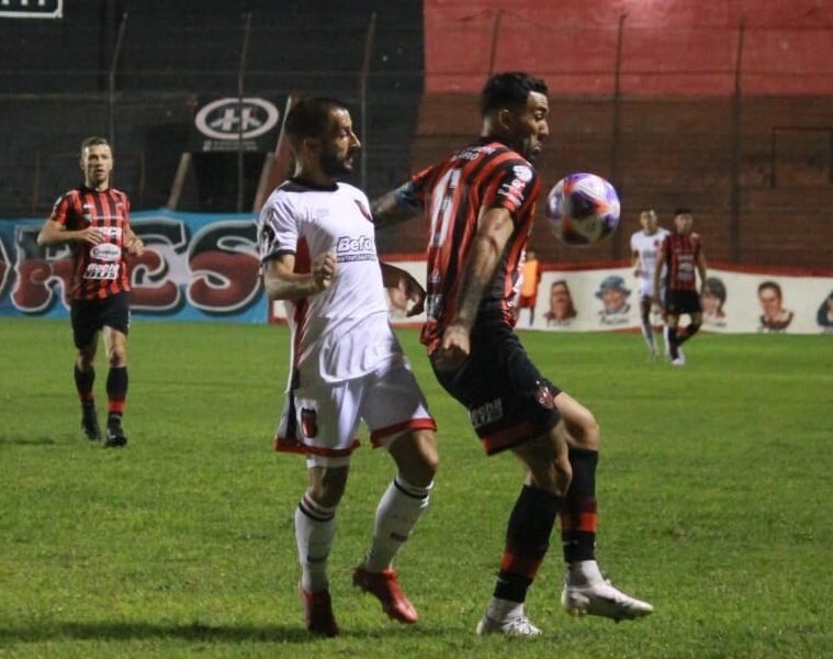 Tras el debut en la Copa Libertadores, Patronato cayó en Buenos Aires y sigue sin hacer pie en el campeonato
